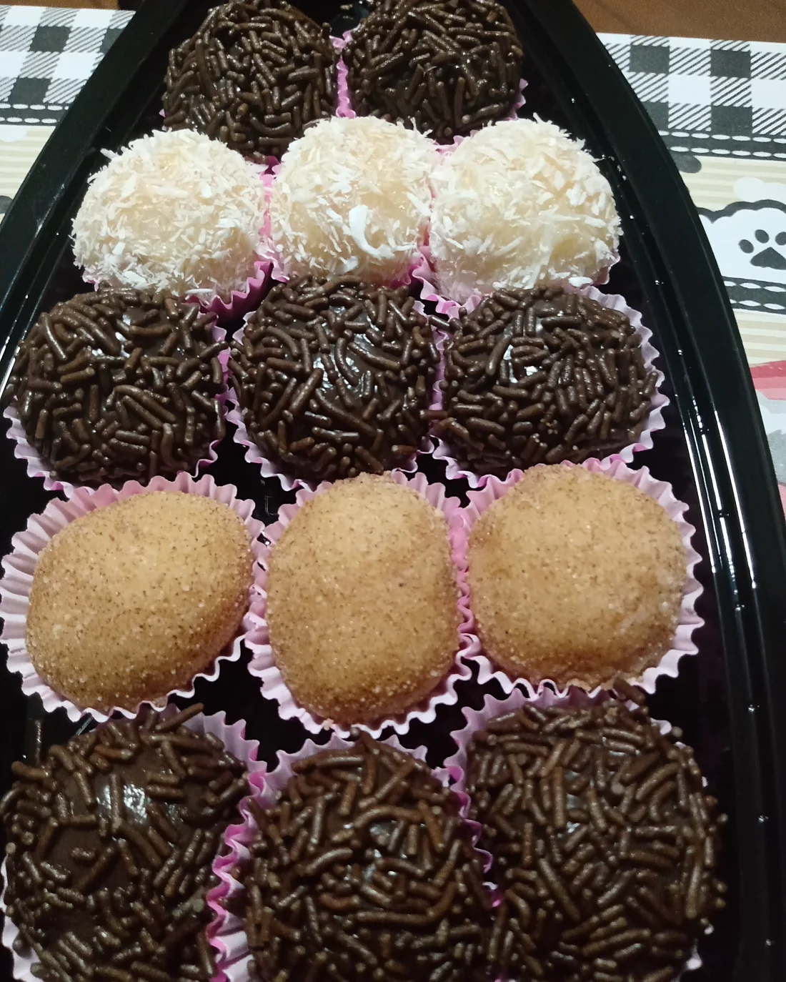 Brigadeiros gourmet feitos à mão da Fome de Brigadeiros