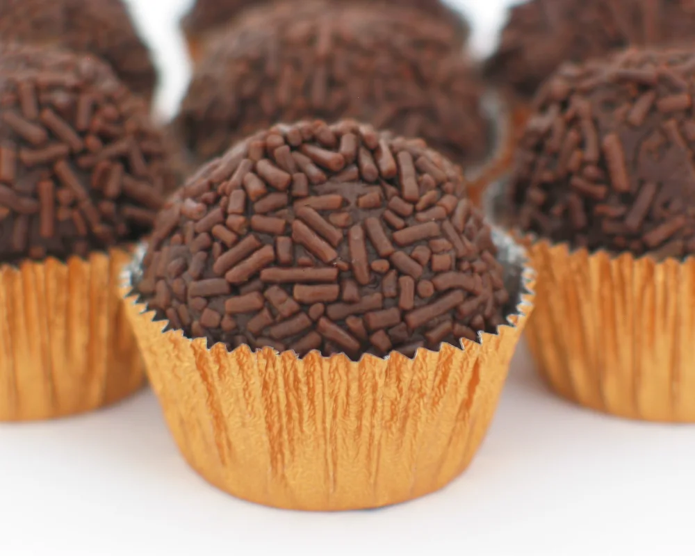 Brigadeiro tradicional de chocolate com granulado