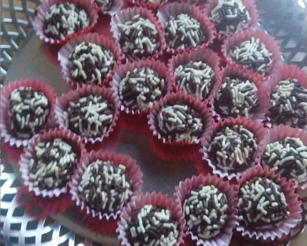 Brigadeiros decorados para festa